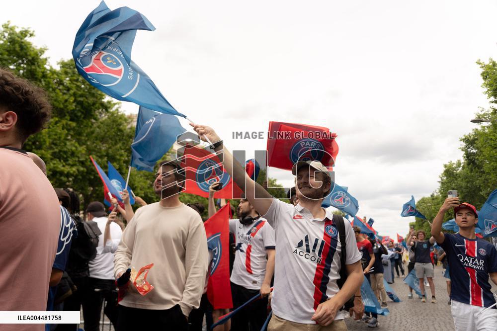 Supporters cheer the PSG in a parade in Paris - AJ