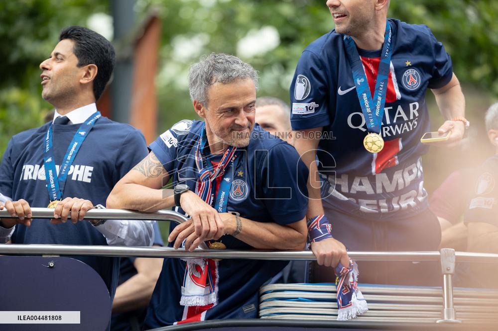 Supporters cheer the PSG in a parade in Paris - AJ