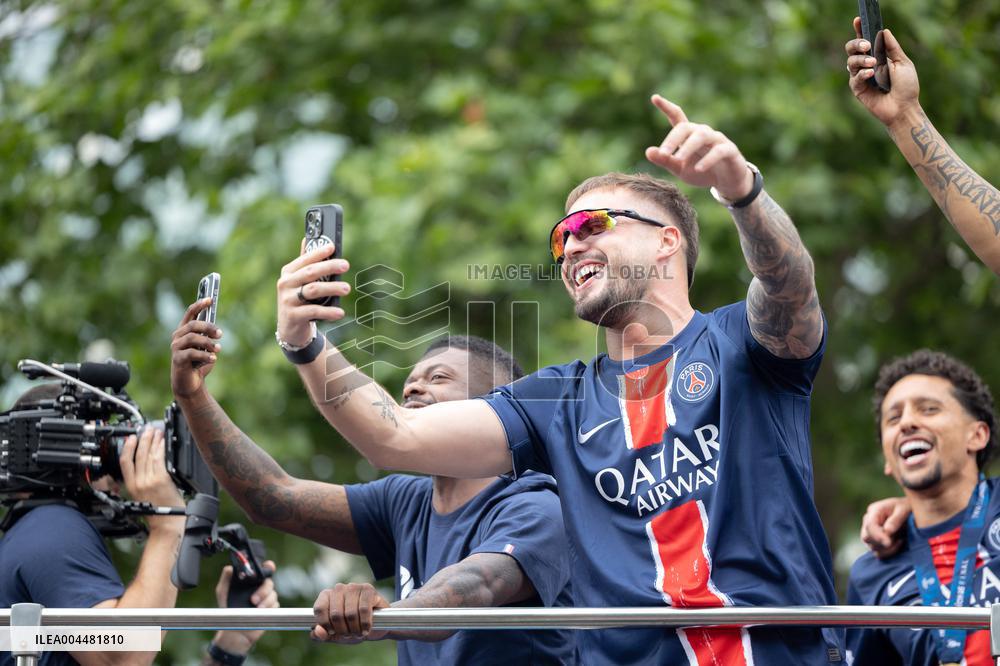Supporters cheer the PSG in a parade in Paris - AJ