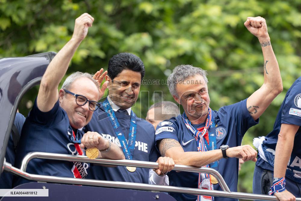 Supporters cheer the PSG in a parade in Paris - AJ