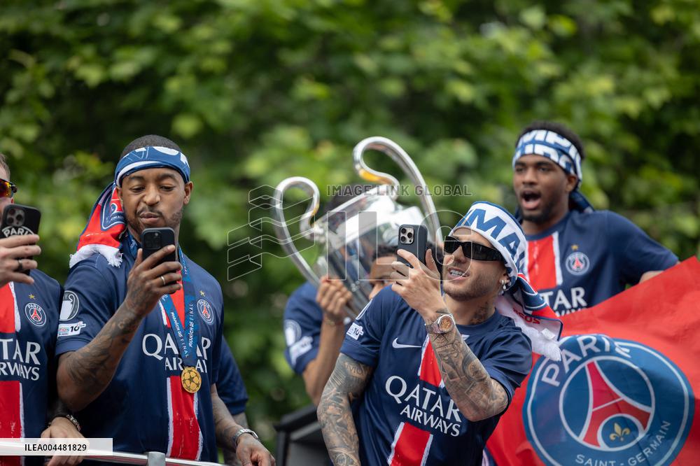 Supporters cheer the PSG in a parade in Paris - AJ