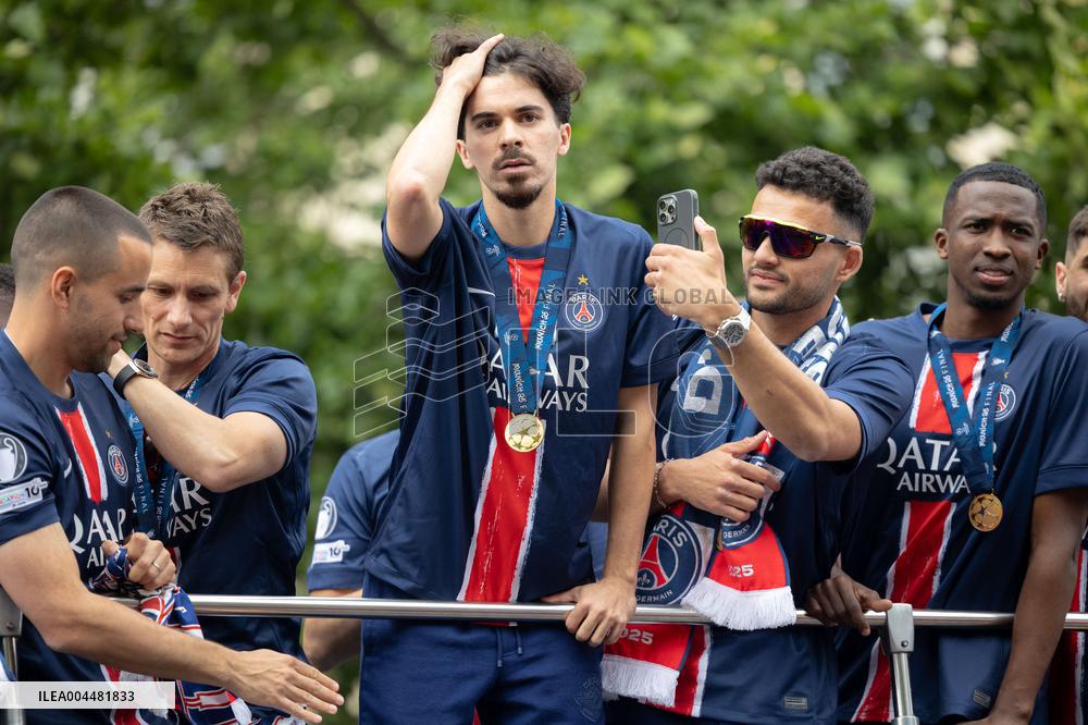 Supporters cheer the PSG in a parade in Paris - AJ