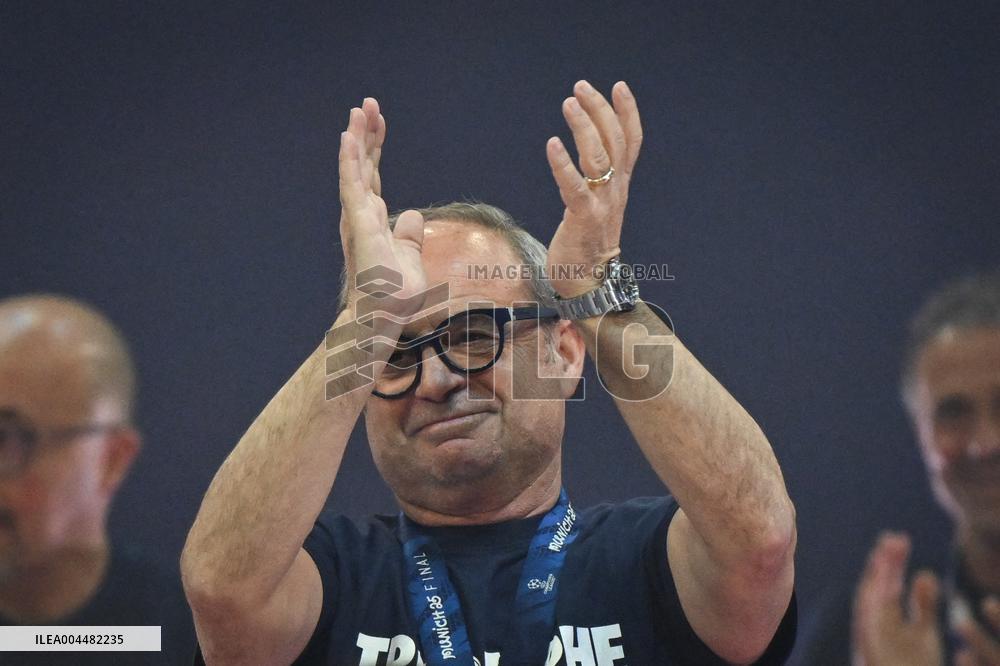 PSG celebrates Champions League trophy at Parc des Princes - FA