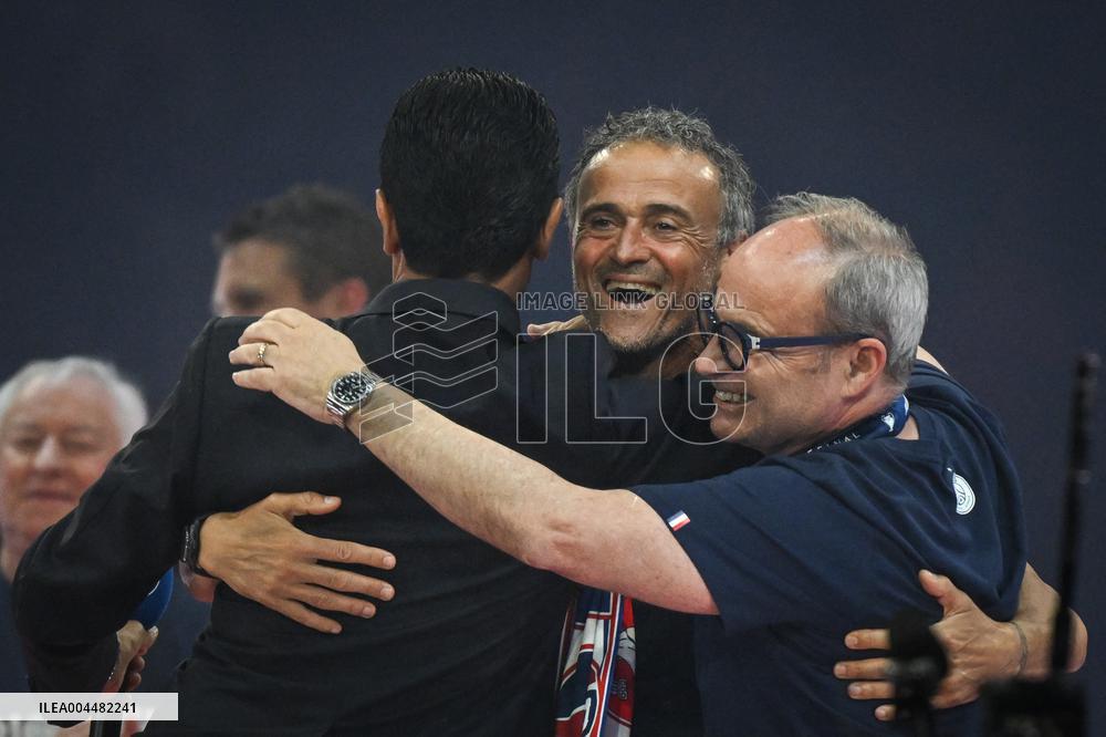 PSG celebrates Champions League trophy at Parc des Princes - FA