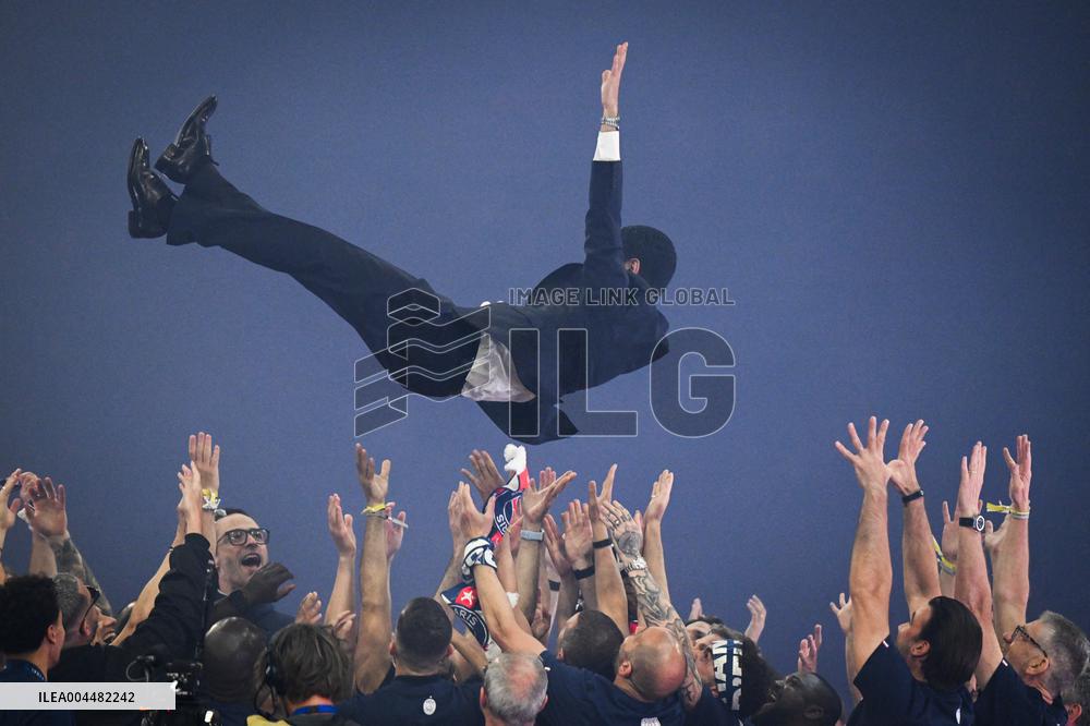 PSG celebrates Champions League trophy at Parc des Princes - FA