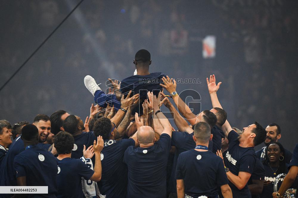 PSG celebrates Champions League trophy at Parc des Princes - FA