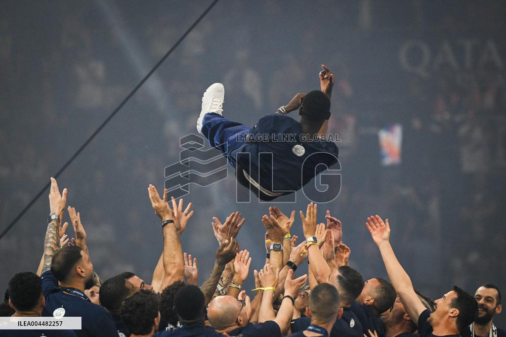 PSG celebrates Champions League trophy at Parc des Princes - FA