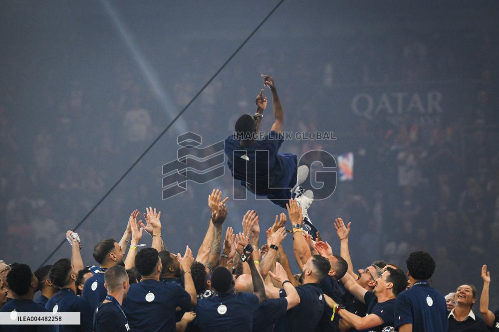 PSG celebrates Champions League trophy at Parc des Princes - FA