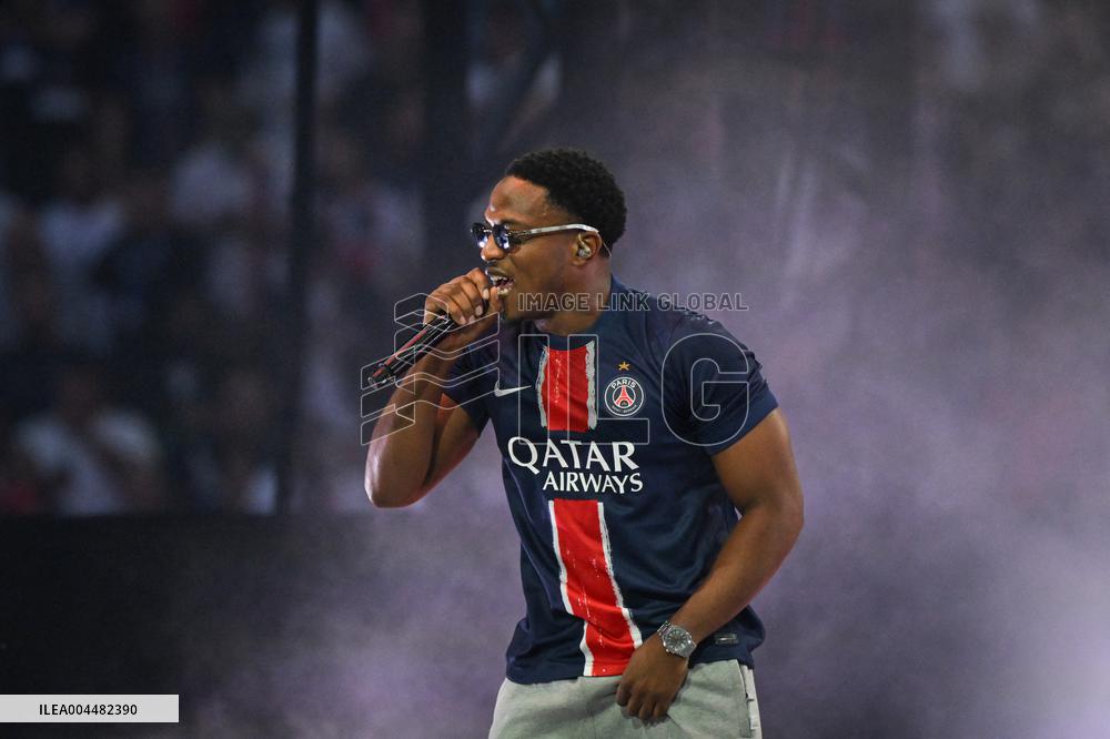 PSG celebrates Champions League trophy at Parc des Princes - FA