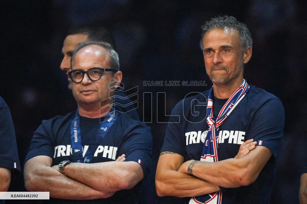 PSG celebrates Champions League trophy at Parc des Princes - FA