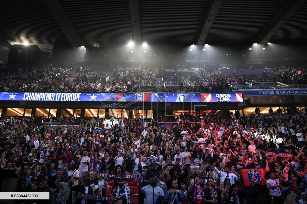 PSG celebrates Champions League trophy at Parc des Princes - FA