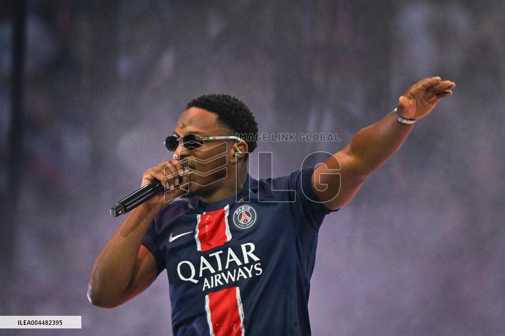 PSG celebrates Champions League trophy at Parc des Princes - FA