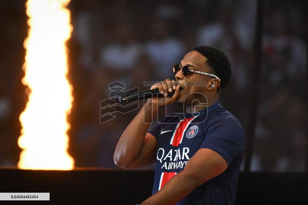 PSG celebrates Champions League trophy at Parc des Princes - FA