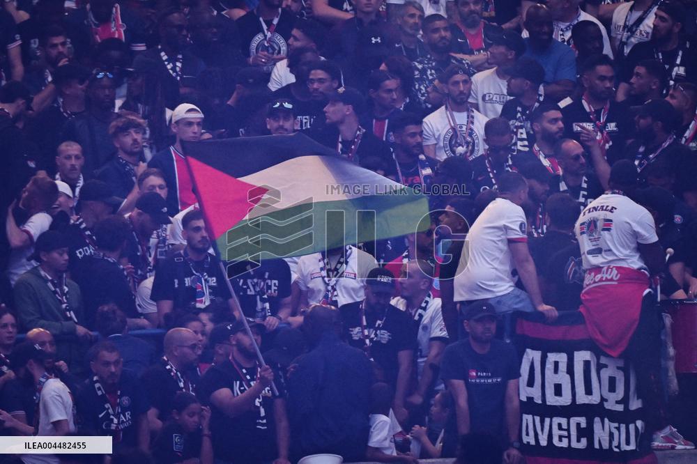 PSG celebrates Champions League trophy at Parc des Princes - FA
