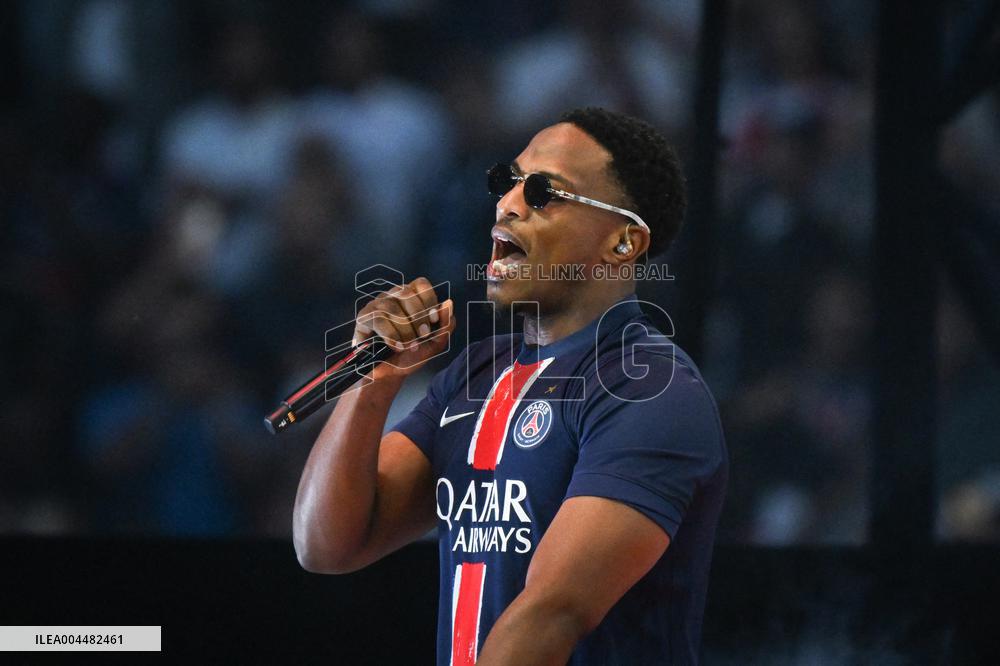 PSG celebrates Champions League trophy at Parc des Princes - FA