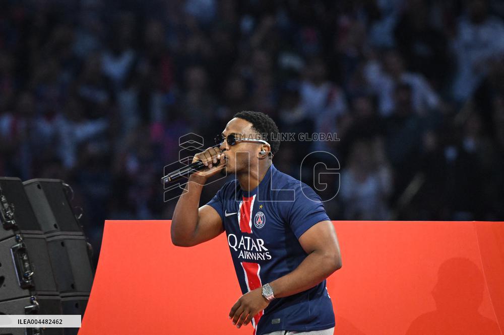 PSG celebrates Champions League trophy at Parc des Princes - FA