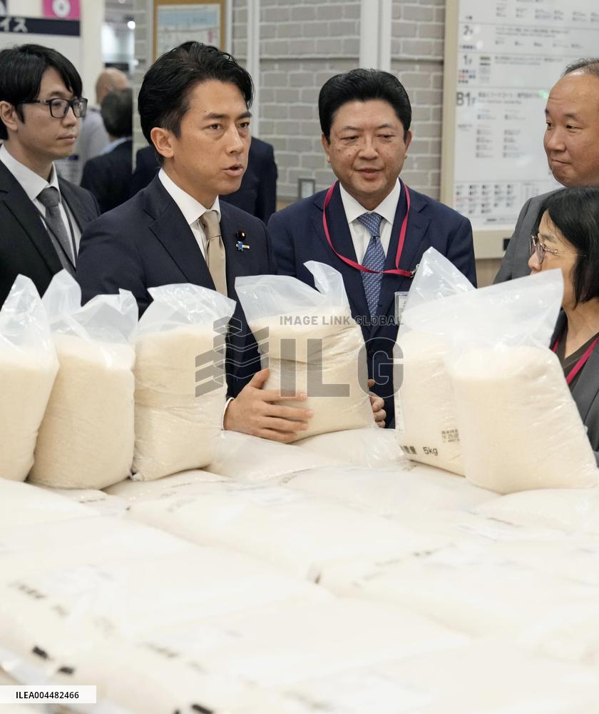 Farm minister visits store selling reserve rice