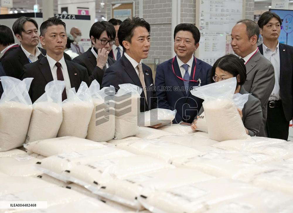 Farm minister visits store selling reserve rice