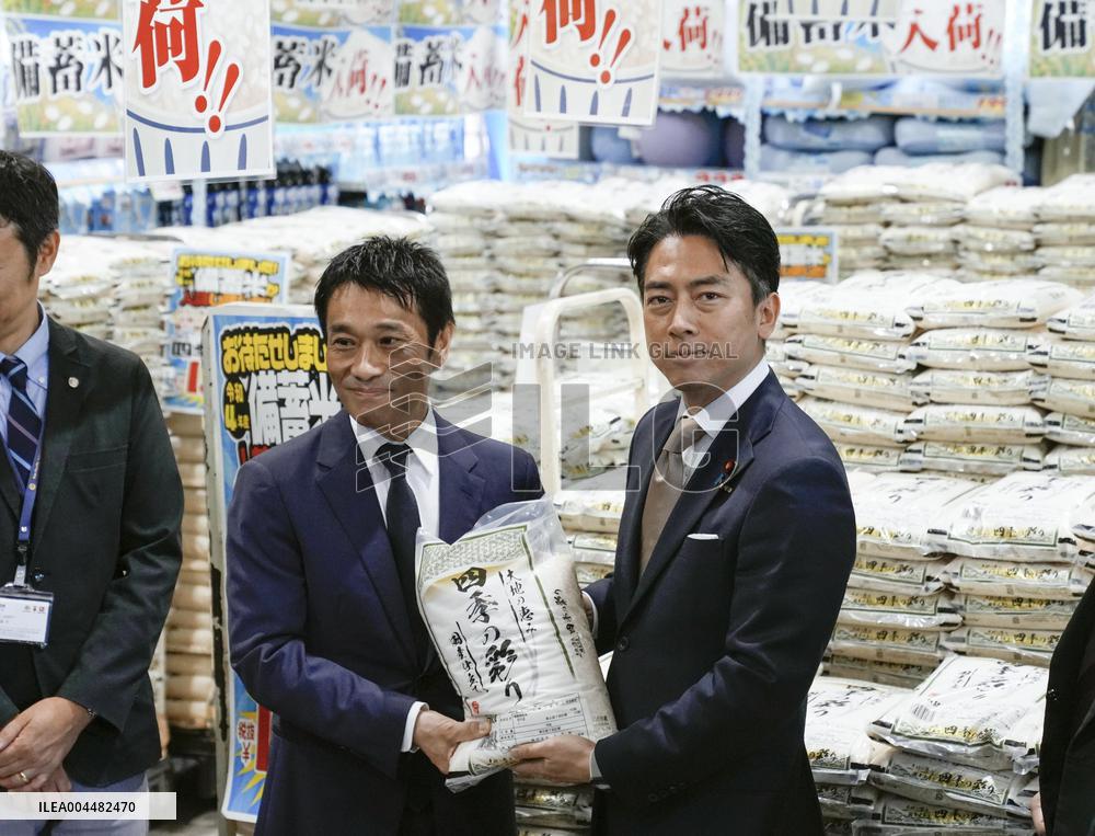 Farm minister visits store selling reserve rice