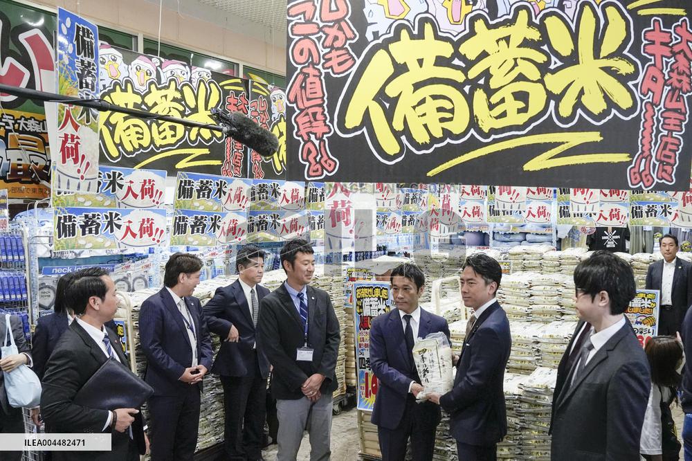 Farm minister visits store selling reserve rice