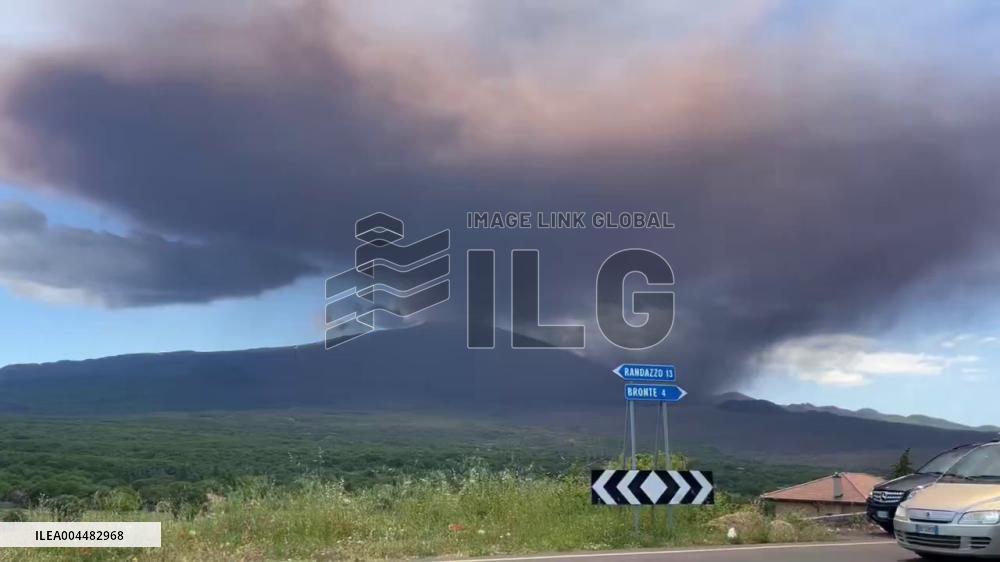 Italy: Mount Etna Erupts, Spewing Smoke and Ash Over Sicily 2