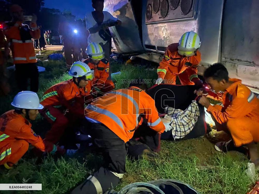 Six People Killed in Bus Accident - Myanmar