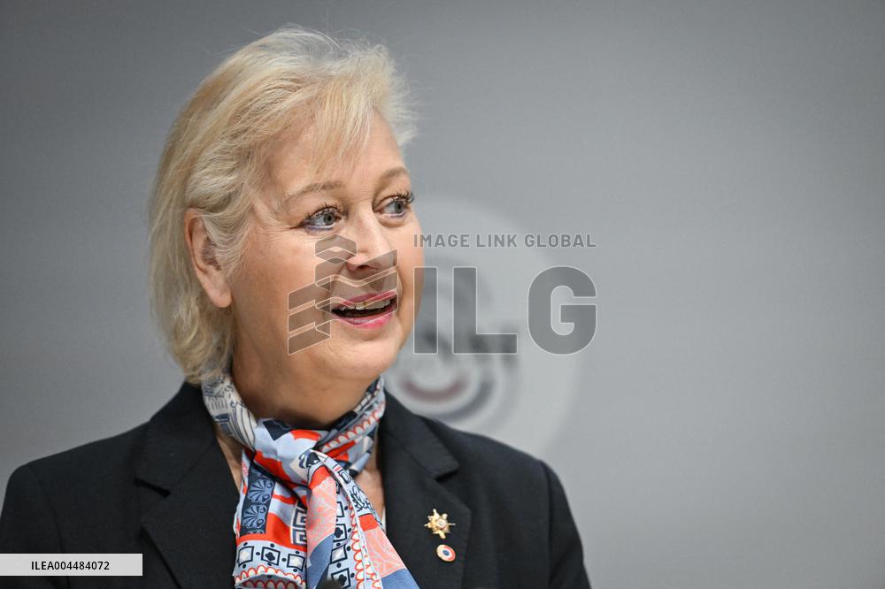 Presser on fast fashion bill at the Senate in Paris - FA