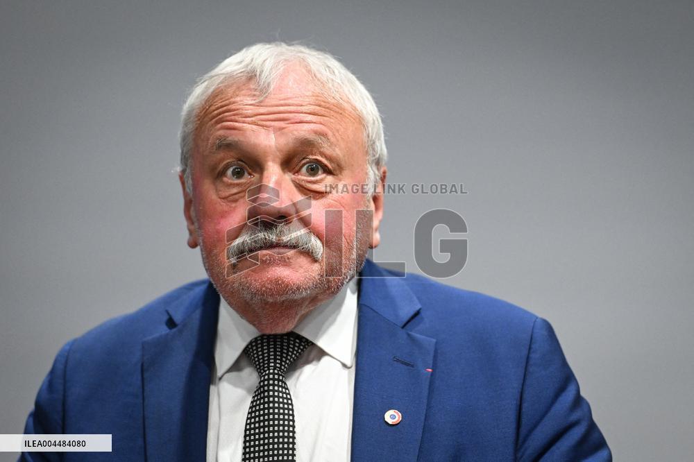 Presser on fast fashion bill at the Senate in Paris - FA