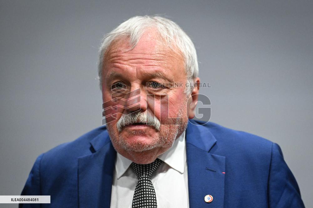 Presser on fast fashion bill at the Senate in Paris - FA