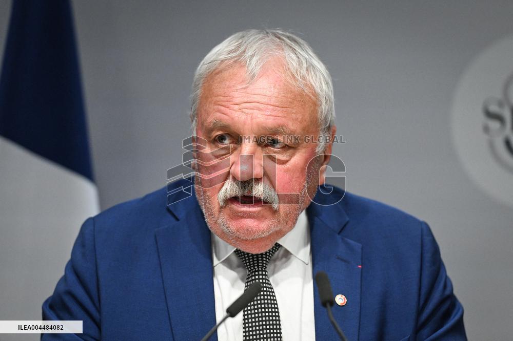 Presser on fast fashion bill at the Senate in Paris - FA