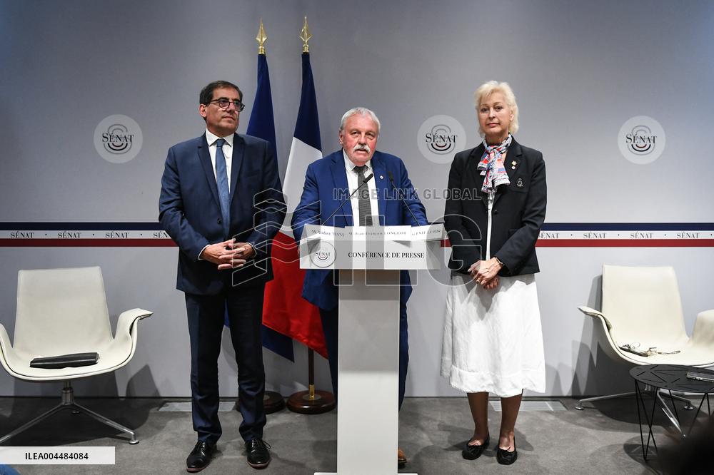 Presser on fast fashion bill at the Senate in Paris - FA