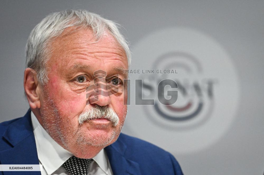 Presser on fast fashion bill at the Senate in Paris - FA