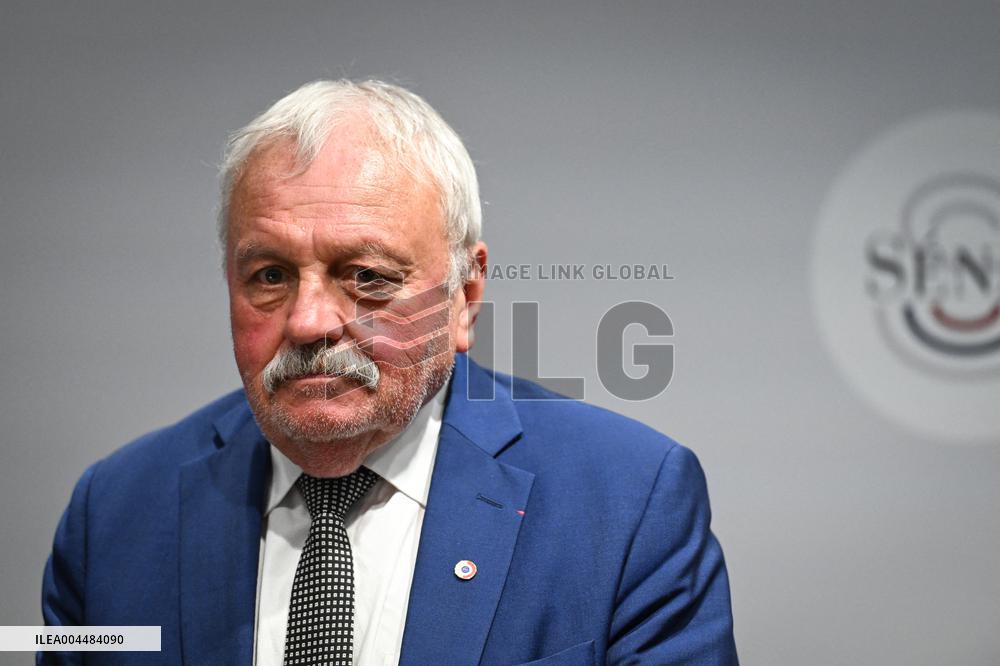 Presser on fast fashion bill at the Senate in Paris - FA