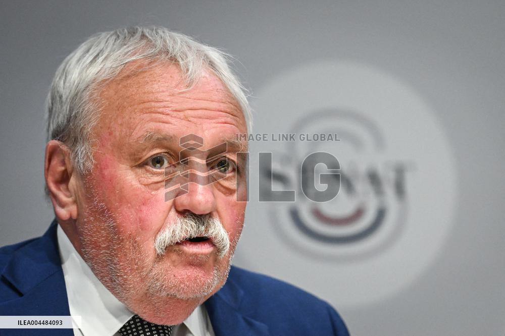 Presser on fast fashion bill at the Senate in Paris - FA