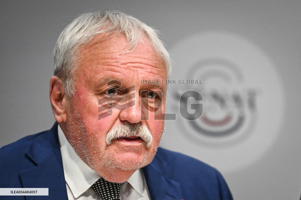 Presser on fast fashion bill at the Senate in Paris - FA