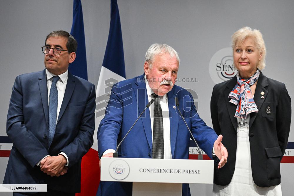 Presser on fast fashion bill at the Senate in Paris - FA