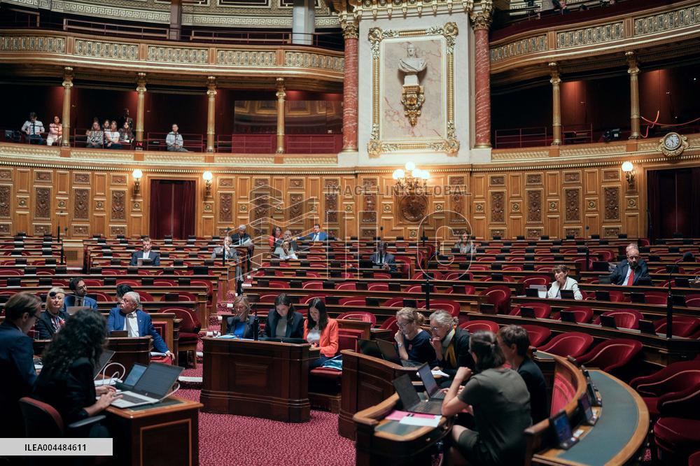 Senate examine the fast fashion law - Paris AJ