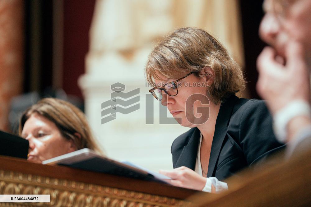 Senate examine the fast fashion law - Paris AJ