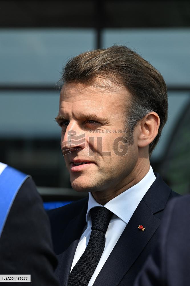 Emmanuel Macron visits the Envision AESC - Douai