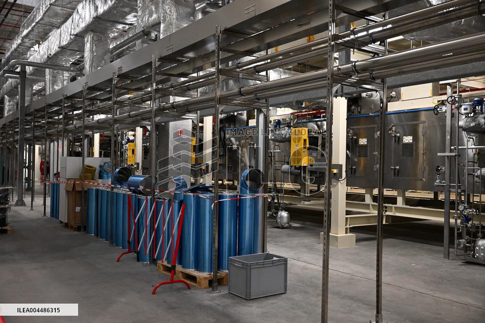 Emmanuel Macron visits the Envision AESC - Douai