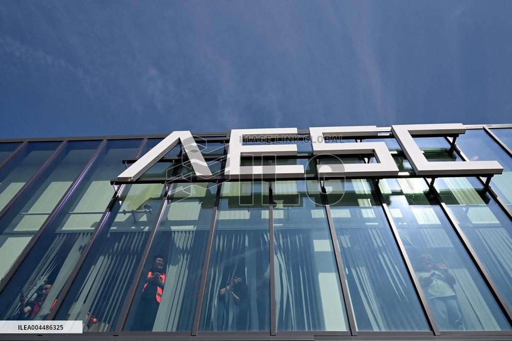 Emmanuel Macron visits the Envision AESC - Douai