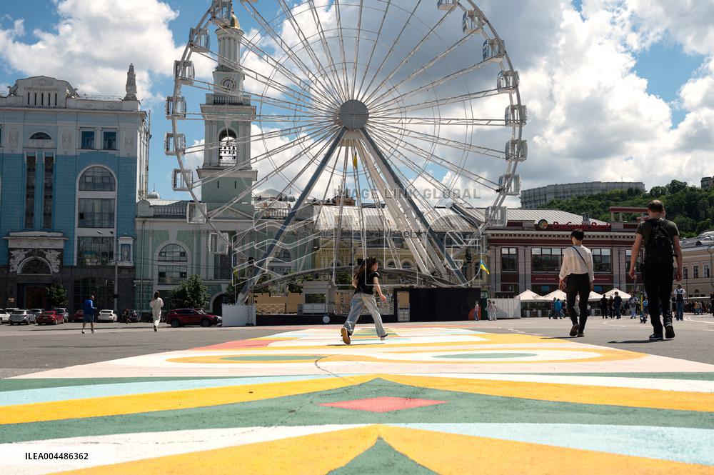 "Flowers of Life" drawing in Kyivs Kontraktova Square