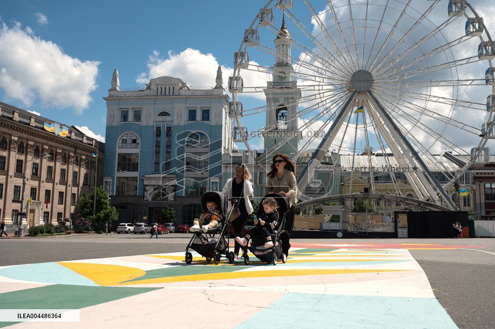 "Flowers of Life" drawing in Kyivs Kontraktova Square