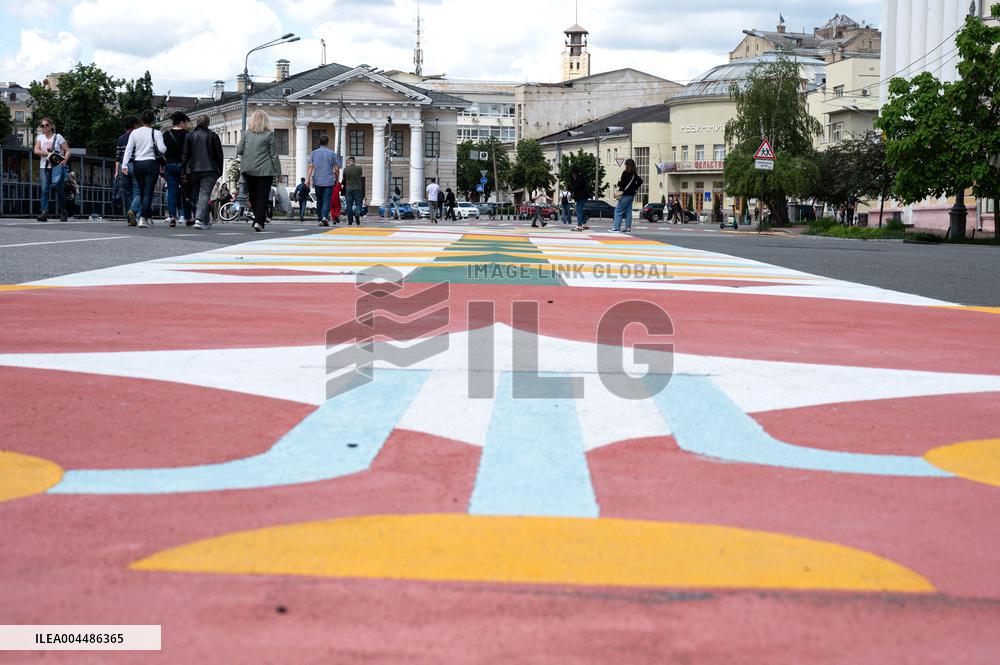 "Flowers of Life" drawing in Kyivs Kontraktova Square