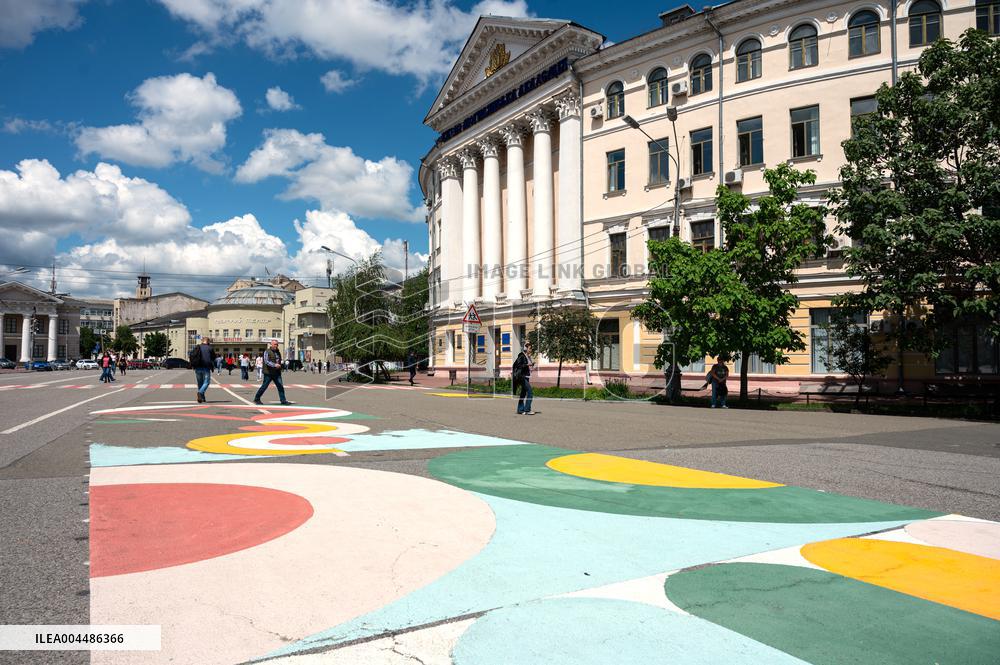 "Flowers of Life" drawing in Kyivs Kontraktova Square