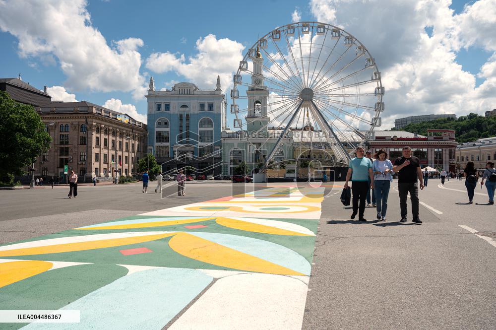 "Flowers of Life" drawing in Kyivs Kontraktova Square