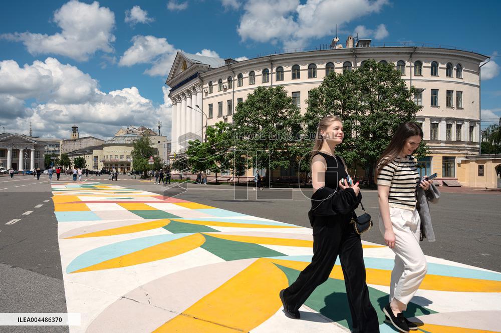 "Flowers of Life" drawing in Kyivs Kontraktova Square