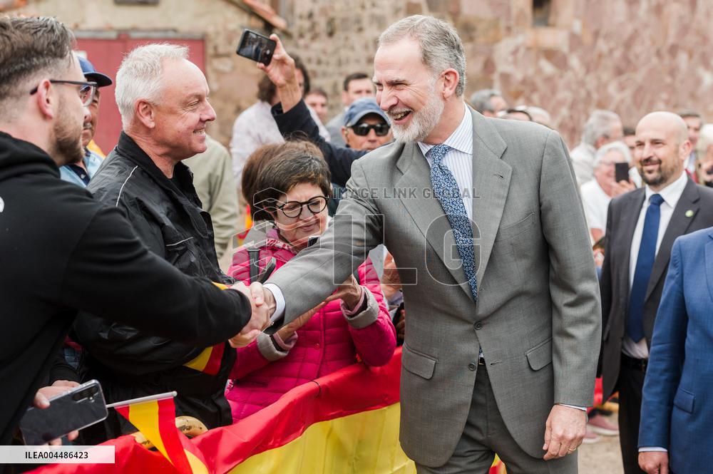 Spanish Couple Visit To Brasonera - Spain