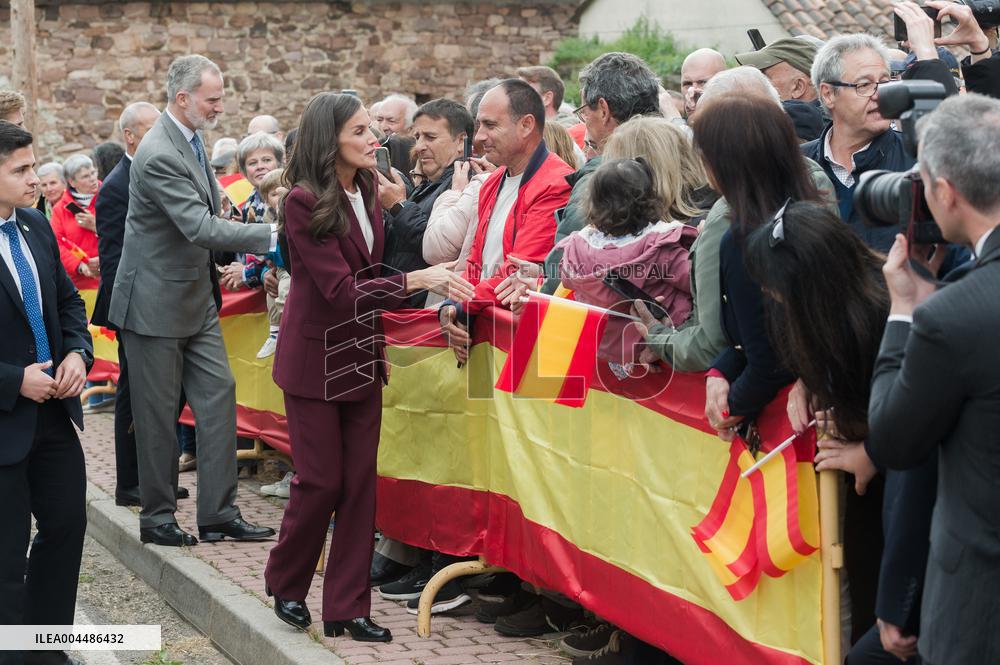 Spanish Couple Visit To Brasonera - Spain