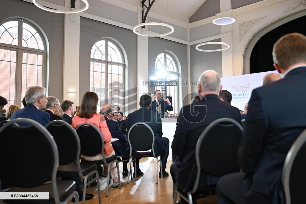 Emmanuel Macron Inaugurates Maison France Services - Wallers